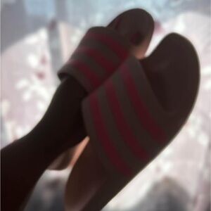 Pink Slide Sandals with Diagonal Stripes and Open Toe